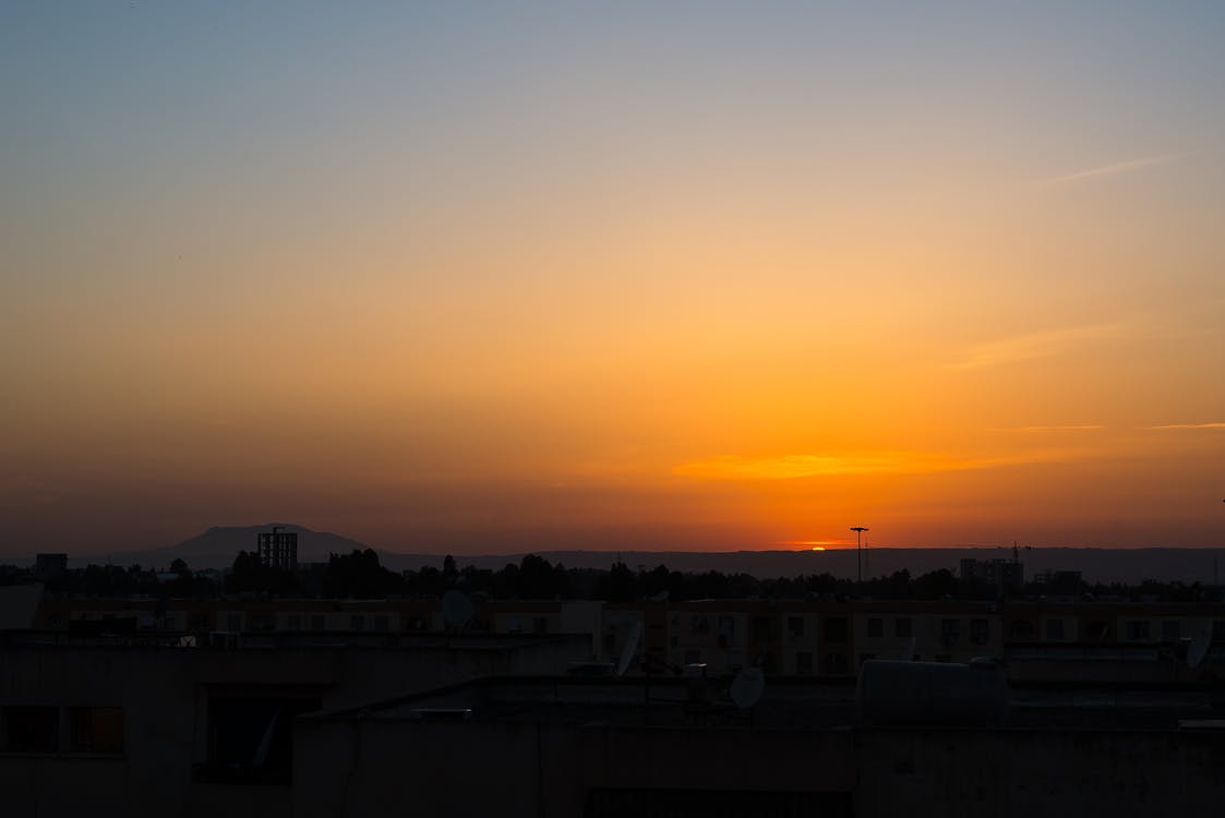 Free Weitwinkelfotografie Des Grasfeldes Während Des Sonnenuntergangs Stock Photo