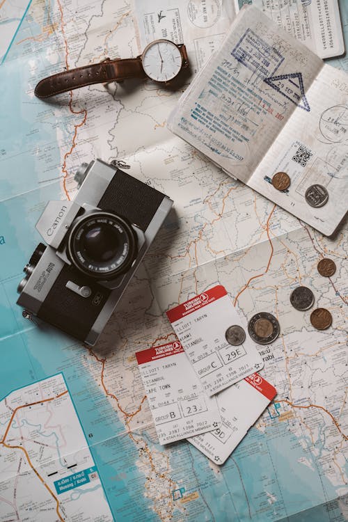 Foto stok gratis aksesoris perjalanan, jam tangan, kamera foto