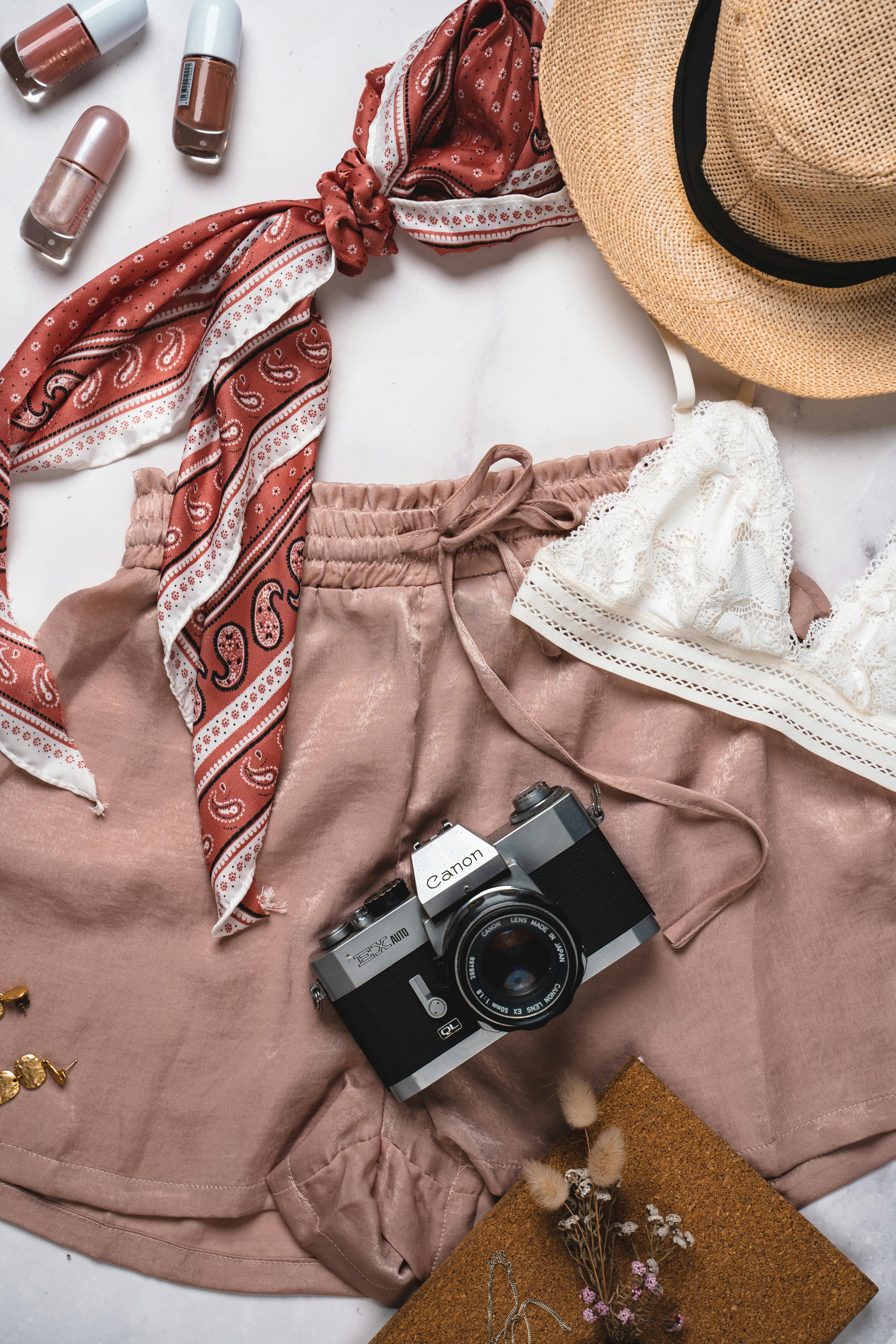 夏季创意平躺必备品，配有复古相机、图案围巾和配饰