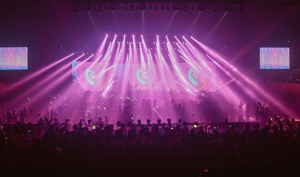 Lively concert in Đà Nẵng featuring a large crowd and vibrant pink lights on stage.