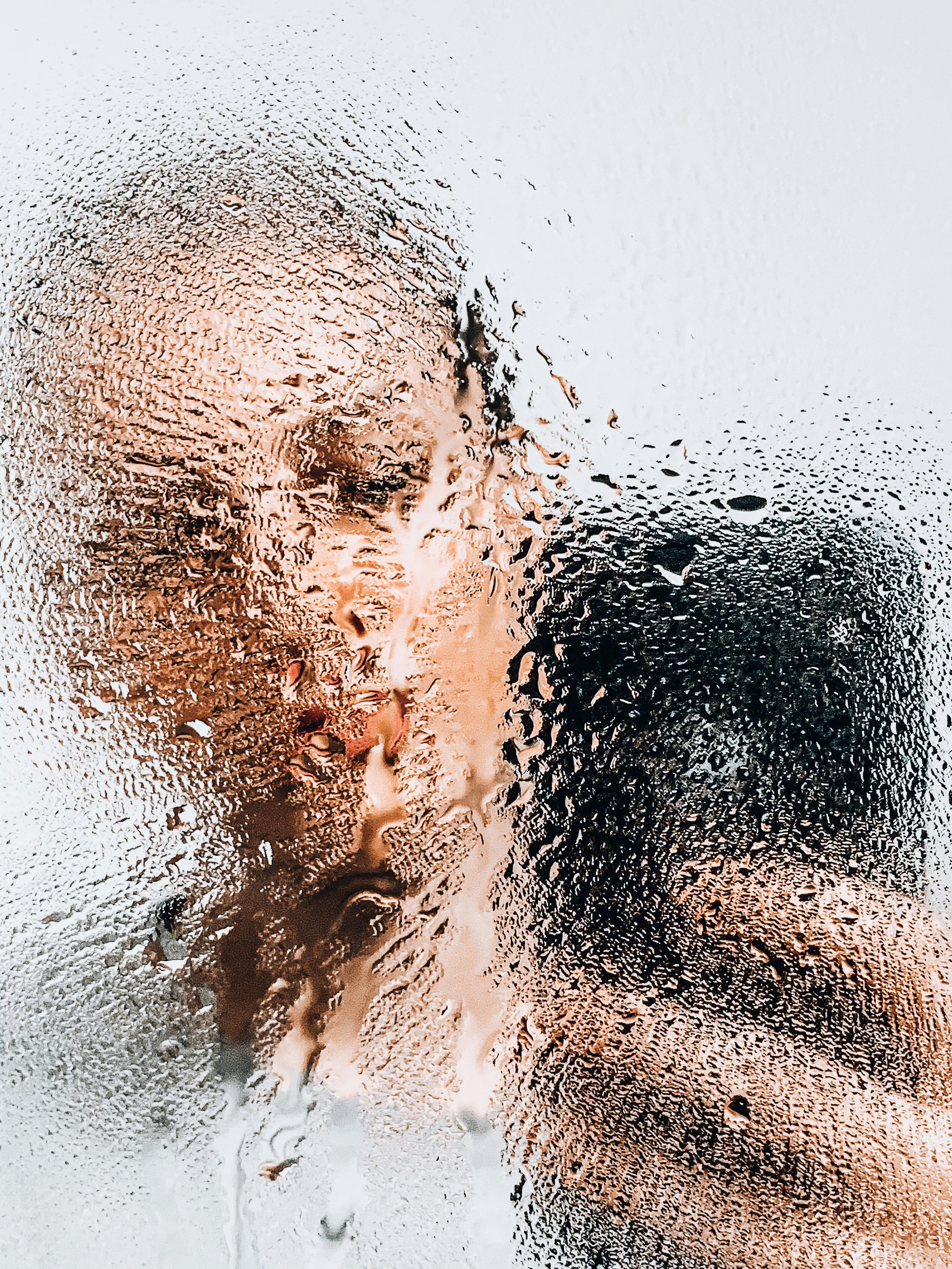 Persona trabajando en una computadora portátil con gráficos de marketing digital