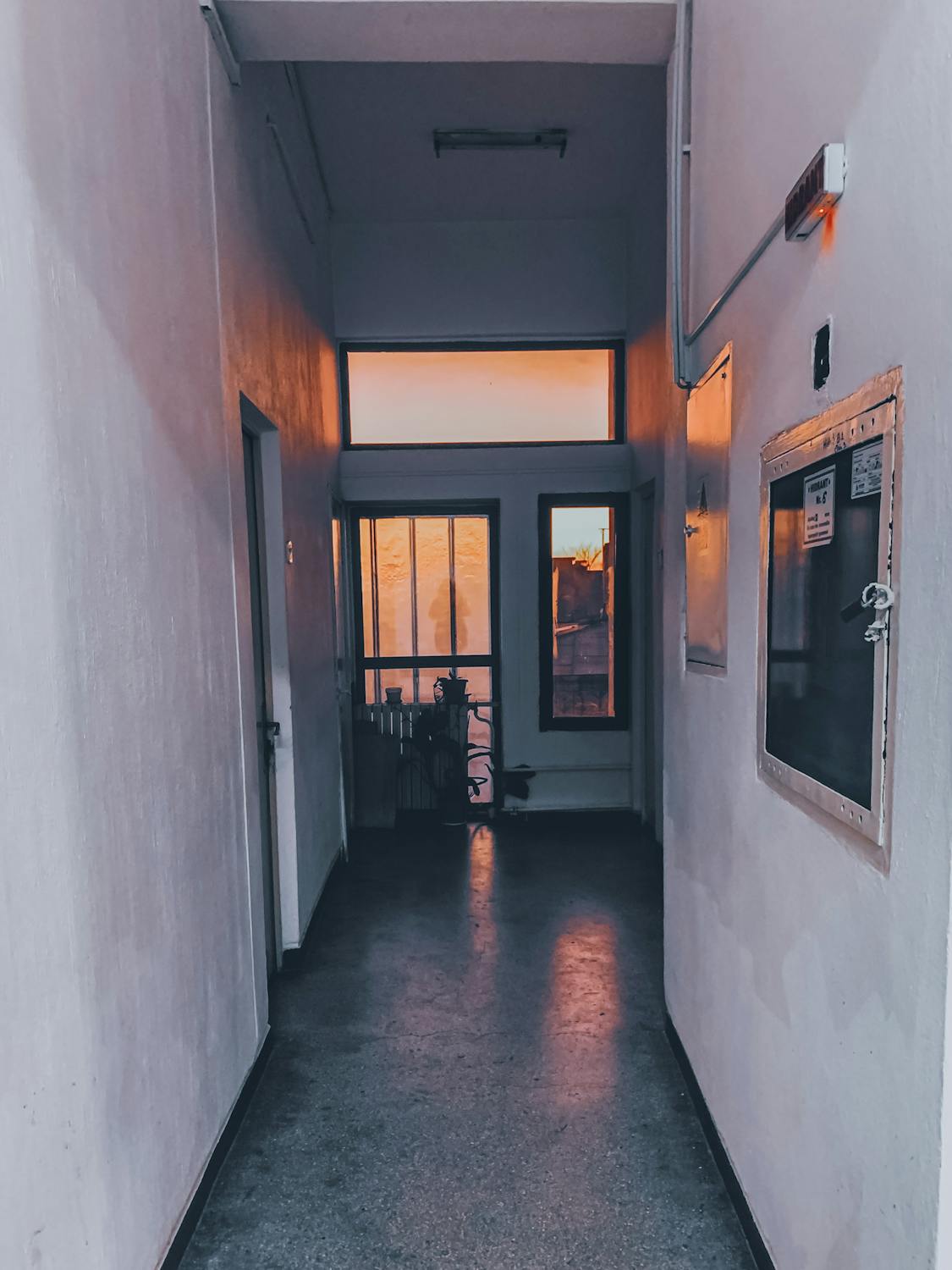 Médico y paciente discutiendo opciones de tratamiento