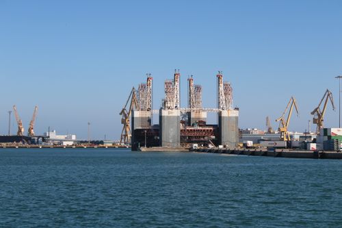Free View of Cádiz industrial port with cranes and oil rig on a sunny day. Stock Photo