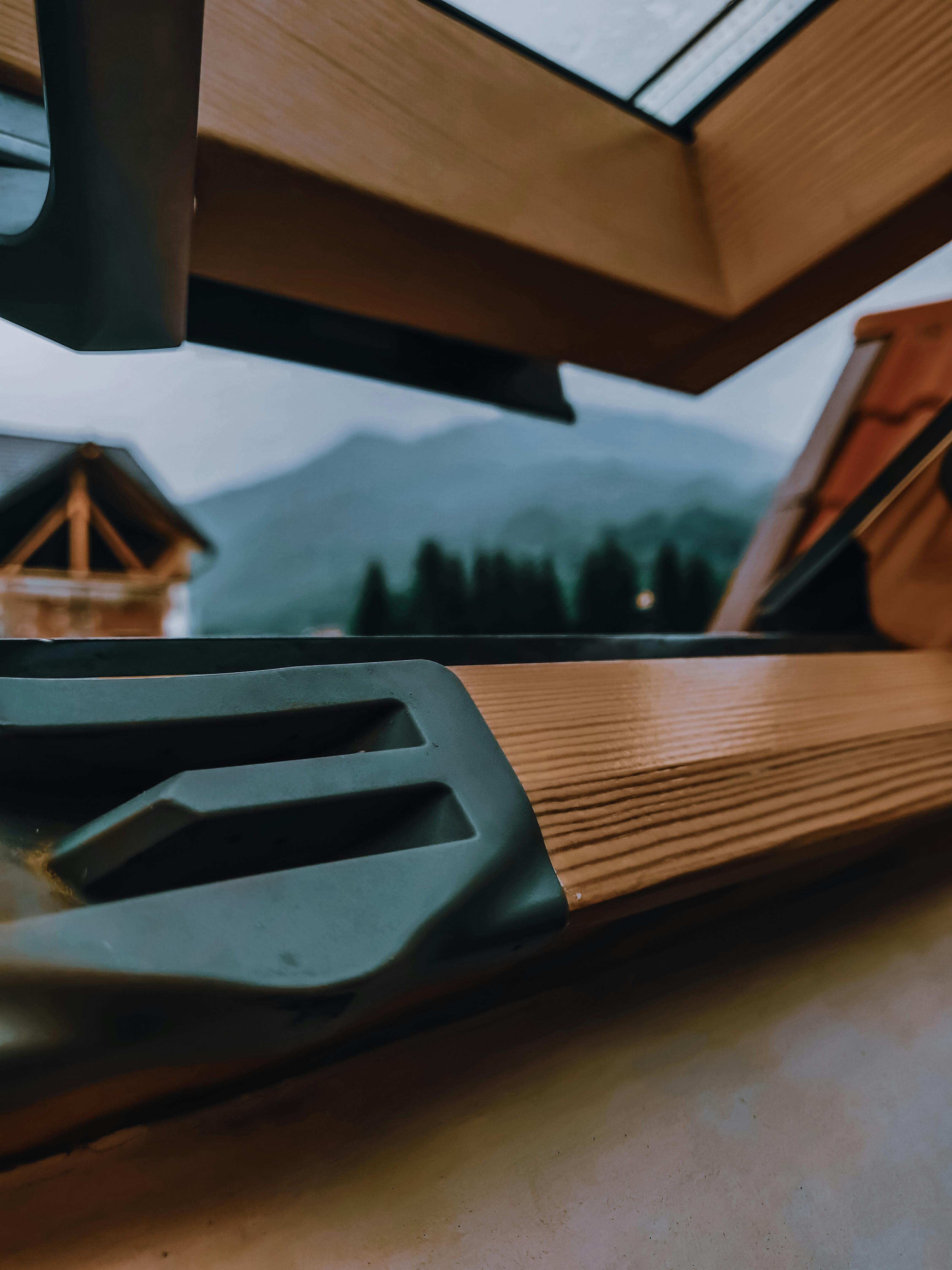 Moderner Arbeitsplatz mit Laptop für Videosprechstunde in einer Arztpraxis