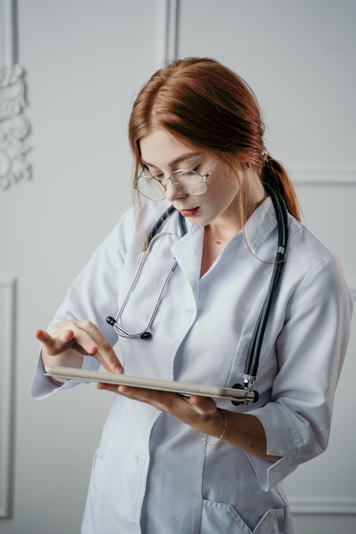 Médica registrando y administrando su perfil profesional digital
