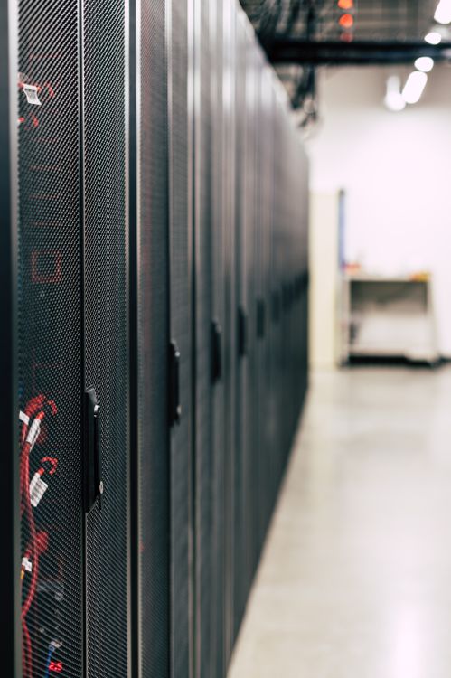 Racks de servidores em data center representando hospedagem e estabilidade do WordPress