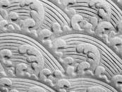 细致的石雕描绘出优雅的海浪图案