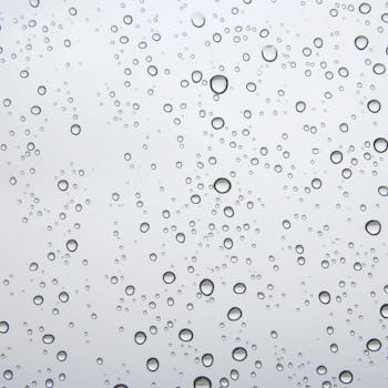 雨滴在玻璃上形成特写，构成完美的抽象背景图案