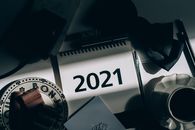 这间喜怒无常的公寓采用了2021年的日历页面设计，带有阴影和咖啡元素