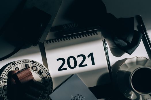 这间喜怒无常的公寓采用了2021年的日历页面设计，带有阴影和咖啡元素
