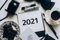 这款时尚的桌面平板电脑配有2021年日历、巧克力和咖啡