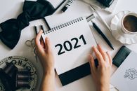 平面布置优雅，配有2021年日历、咖啡杯和巧克力，风格简约