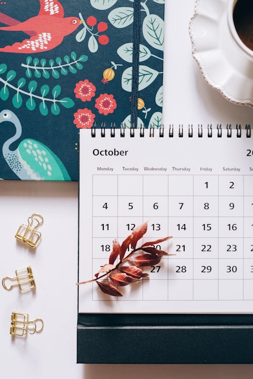 Free Brown Leaves on Desk Calendar  Stock Photo