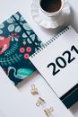 这个时尚的平面布置配有2021年计划器、咖啡和文具，方便组织任务