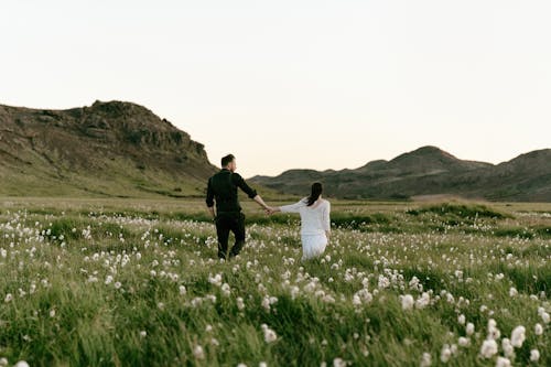 Man En Vrouw Lopen Op Groen Grasveld