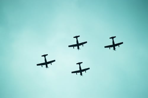 beyaz gökyüzü, hava araçları, siluet içeren Ücretsiz stok fotoğraf