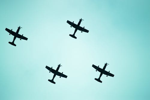 Foto stok gratis bayangan hitam, langit putih, pesawat terbang