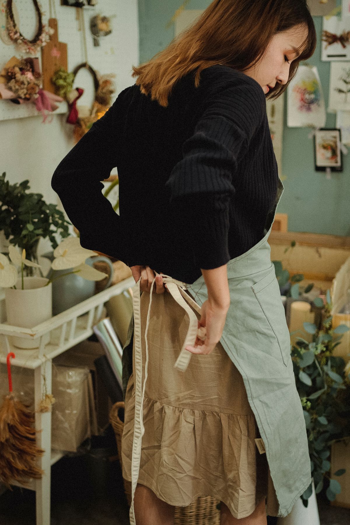 Mujer emprendedora preparando su espacio de trabajo