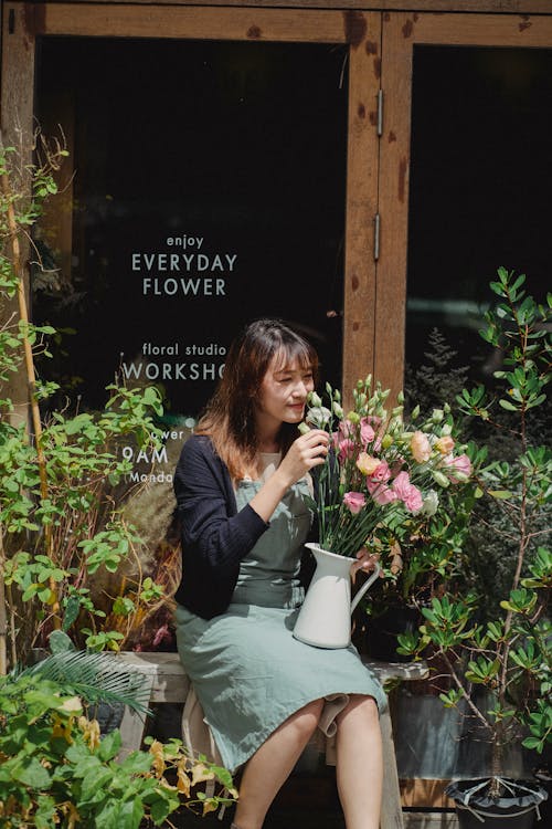 Femme Ethnique Souriante, Odeur De Fleur En Bouquet