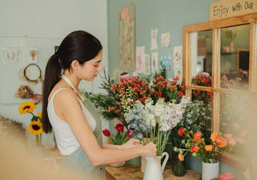 Femme Préparant Un Bouquet Floral Dans Une Boutique De Fleurs