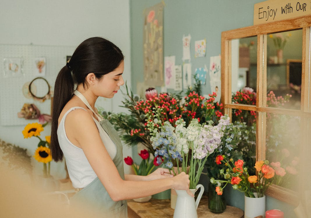 Femme Préparant Un Bouquet Floral Dans Une Boutique De Fleurs