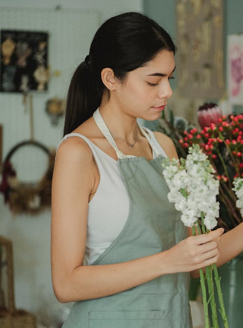 Mujer Haciendo Ramo De Flores En La Tienda