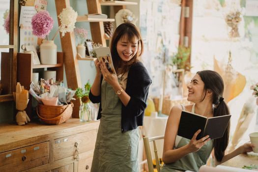 两位女士在花店里愉快地交谈，分享着创意与合作的喜悦