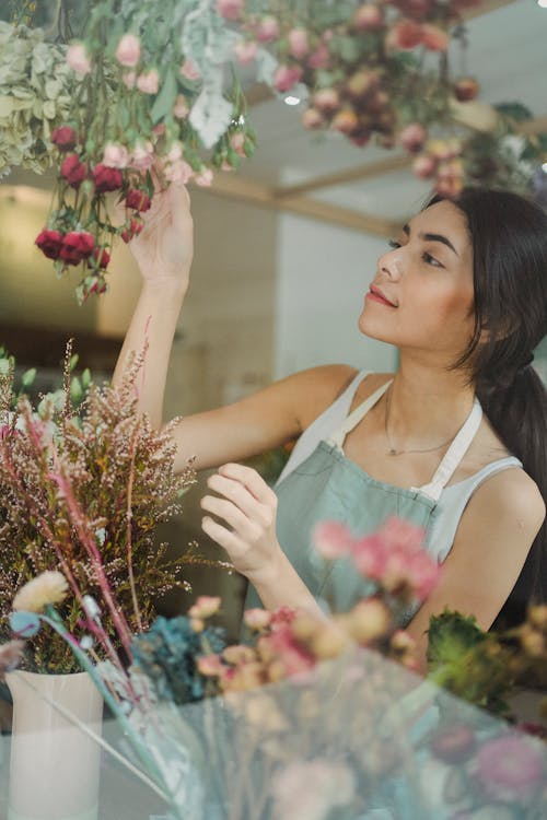 Affascinante Donna Che Forma Bouquet Di Fiori