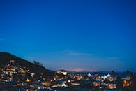 夜晚，沿海村庄灯火通明，星空广阔，景色迷人