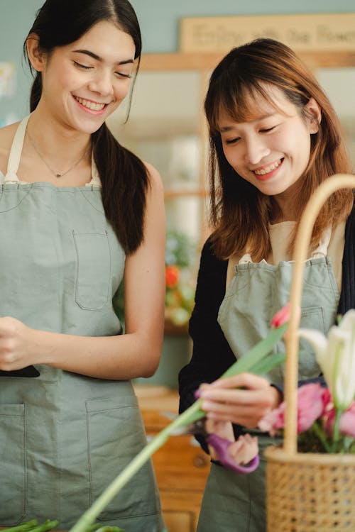 Floristas étnicos De Cultivos Haciendo Ramo De Flores En El Trabajo