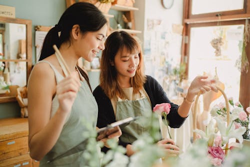 Contenido Floristas Asiáticos Preparando Ramo De Flores Para Ordenar En La Tienda