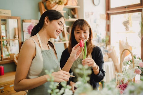 Heureuses Femmes Multiethniques Travaillant Dans Une Boutique De Fleurs