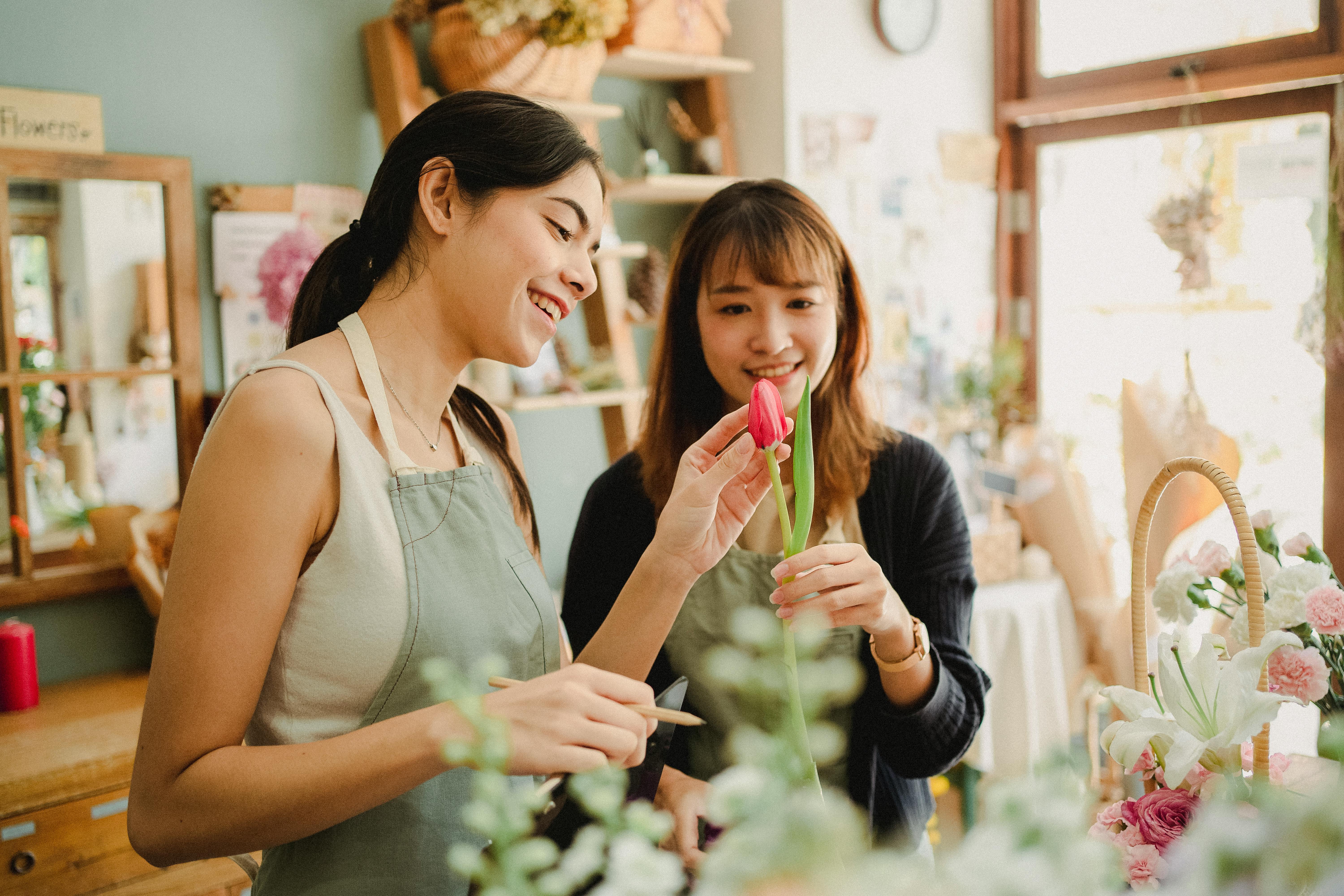 Female Florist Apron Arranging White Chrysanthemum Paper Bag While Creating  Stock Photo by ©katcha.natsarin@gmail.com 660612070