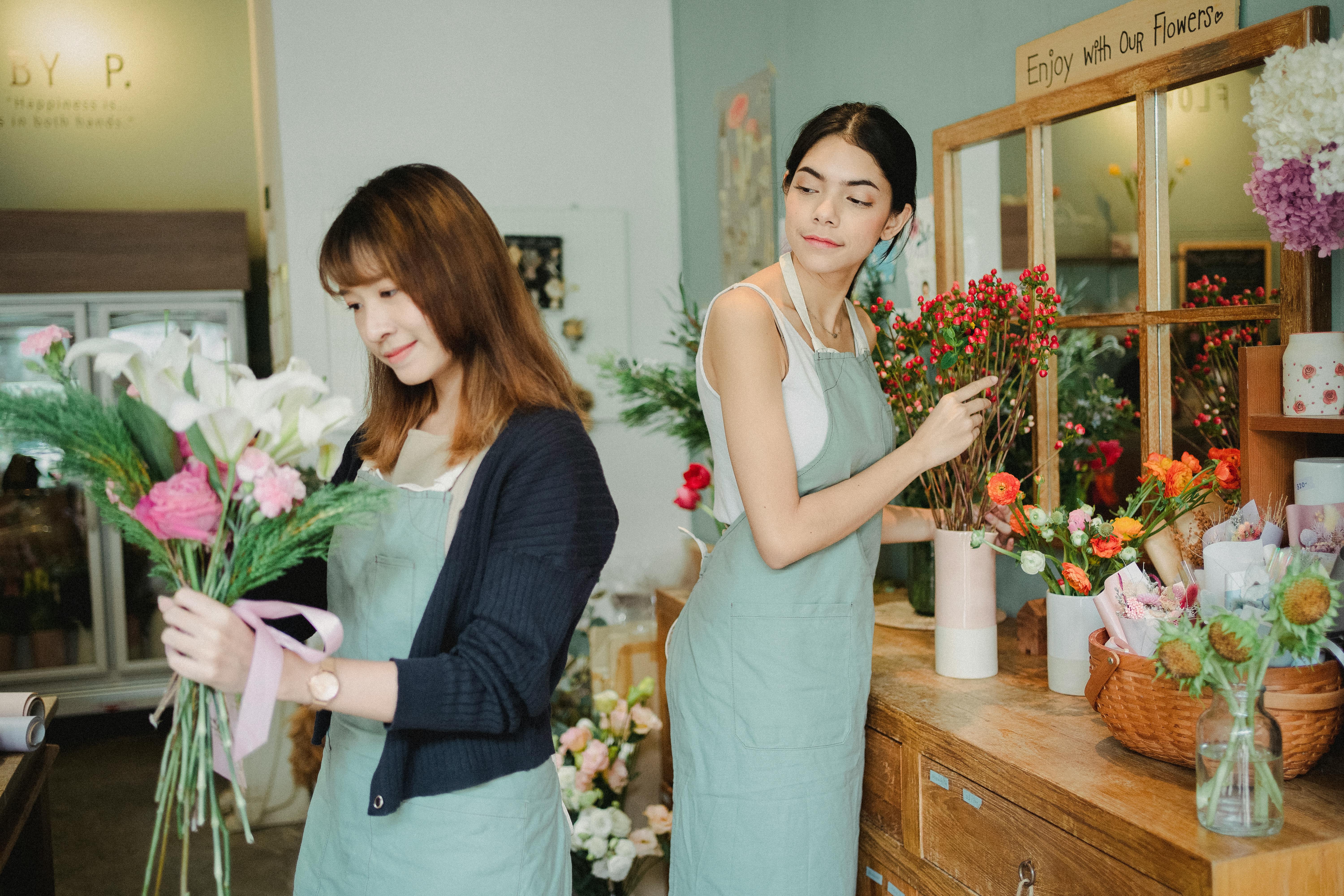 Female Florist Apron Arranging White Chrysanthemum Paper Bag While Creating  Stock Photo by ©katcha.natsarin@gmail.com 660612070