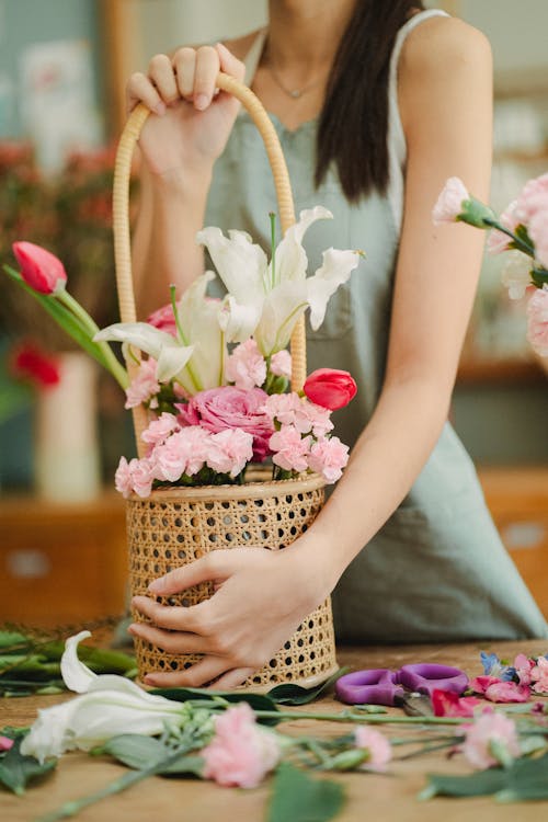 Donna Delle Colture Con Fiori Nel Cesto