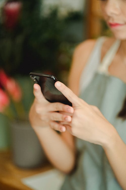 Mensajes De Mujer De Cultivo En Smartphone Contra Flores