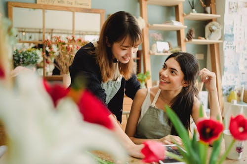 Donne Felici Che Lavorano Nel Negozio Di Fiori