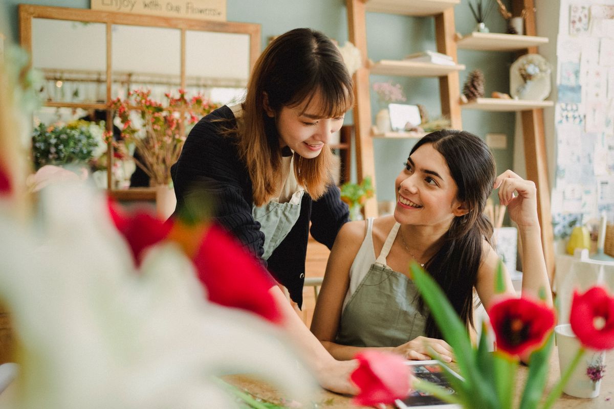 Fleuristes travaillant dans une boutique locale moderne