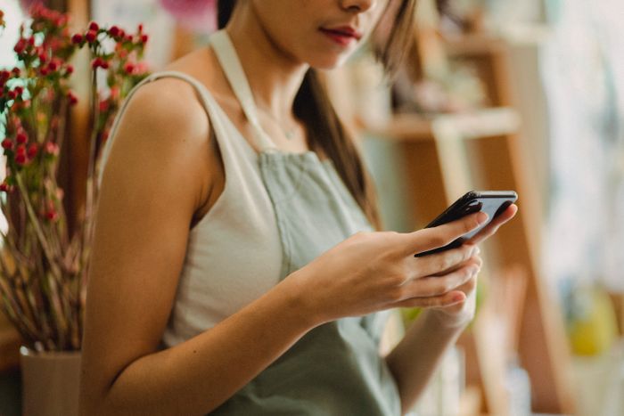 Pemilik UMKM menggunakan smartphone