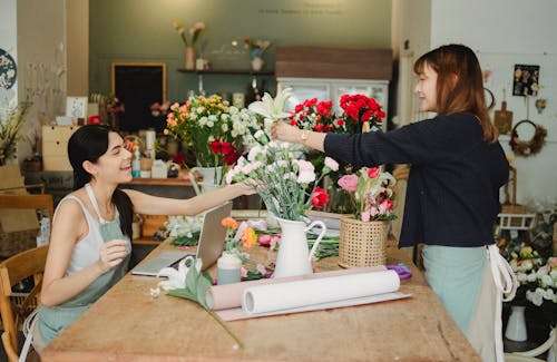 Femmes Multiraciales Travaillant Dans Un Magasin De Fleurs