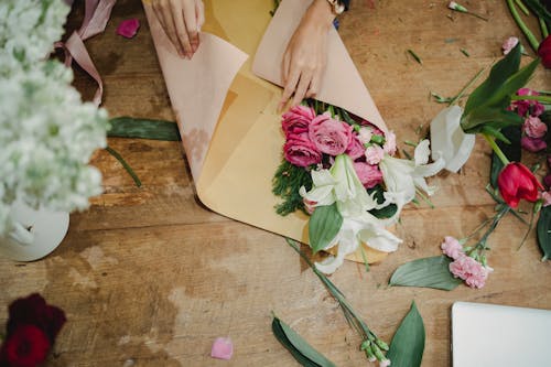 Ritaglia La Donna Creando Bouquet Sul Tavolo