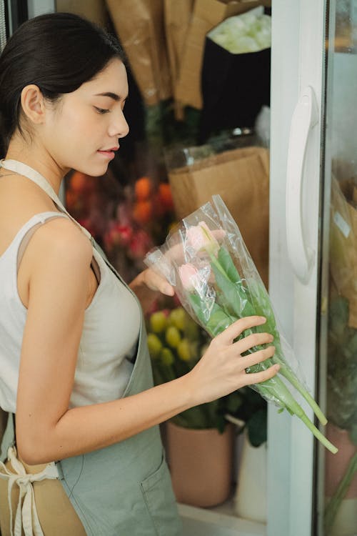 Donna Con Tulipani Nel Negozio Di Fiori