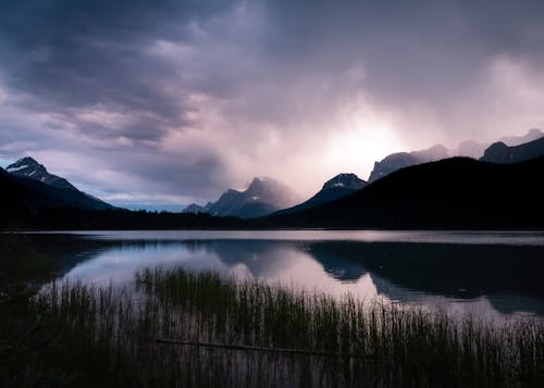 Kostnadsfri bild av berg, flod, gråa moln