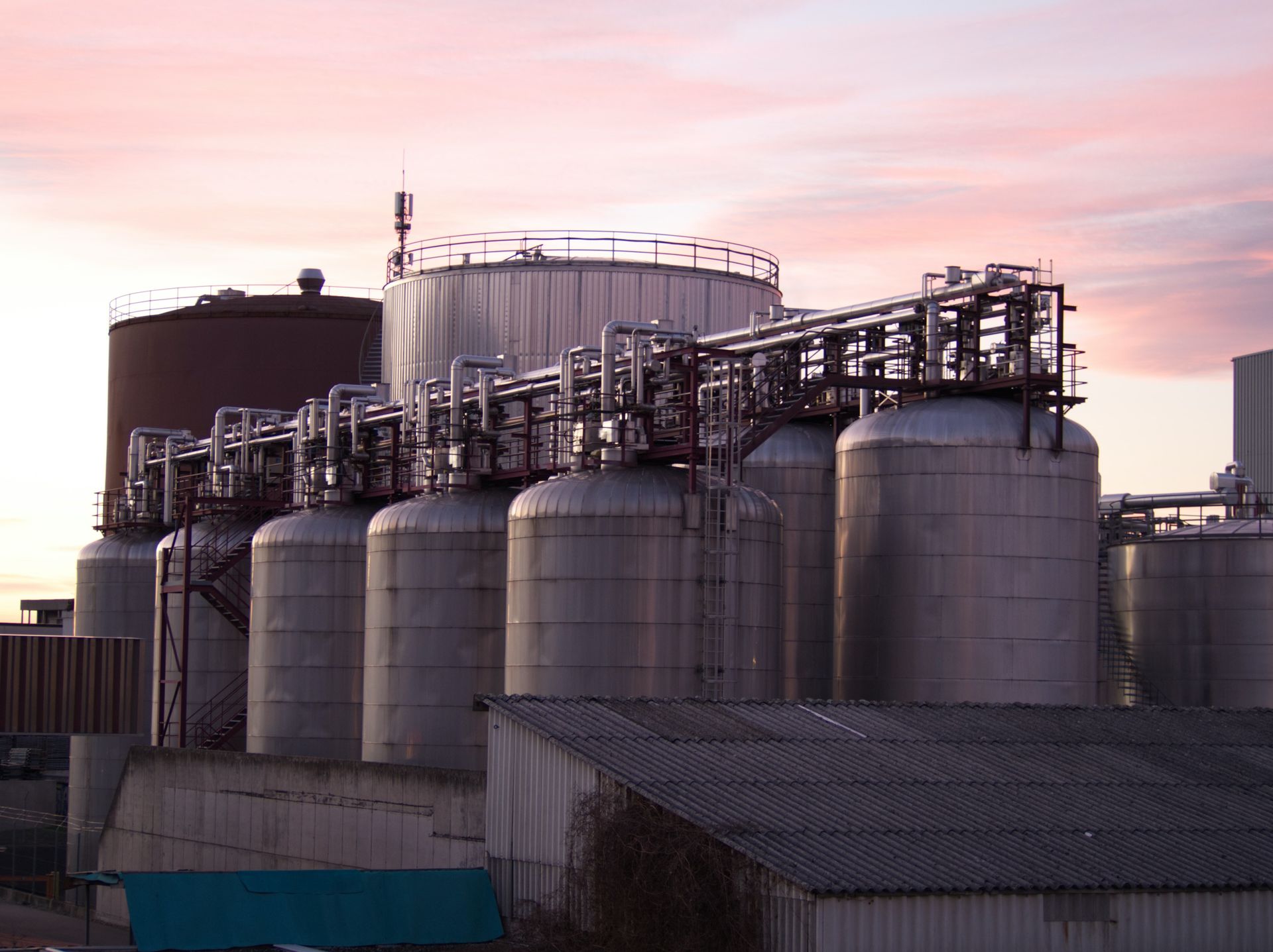 Tanques de almacenamiento en una refinería de petróleo al amanecer
