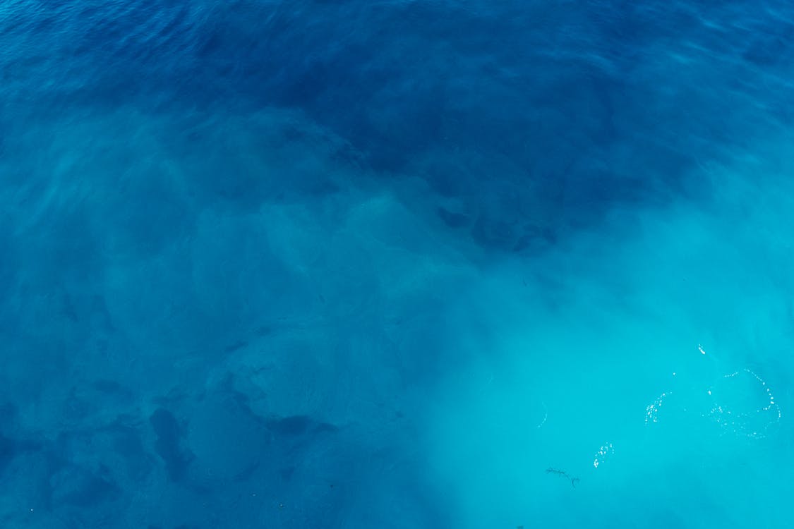 Бесплатные стоковые фото на тему бирюзовый, вода, голубой, море, океан,  сине зеленый, синие обои, синий фон, соленая вода, спокойный, текстура, цвет