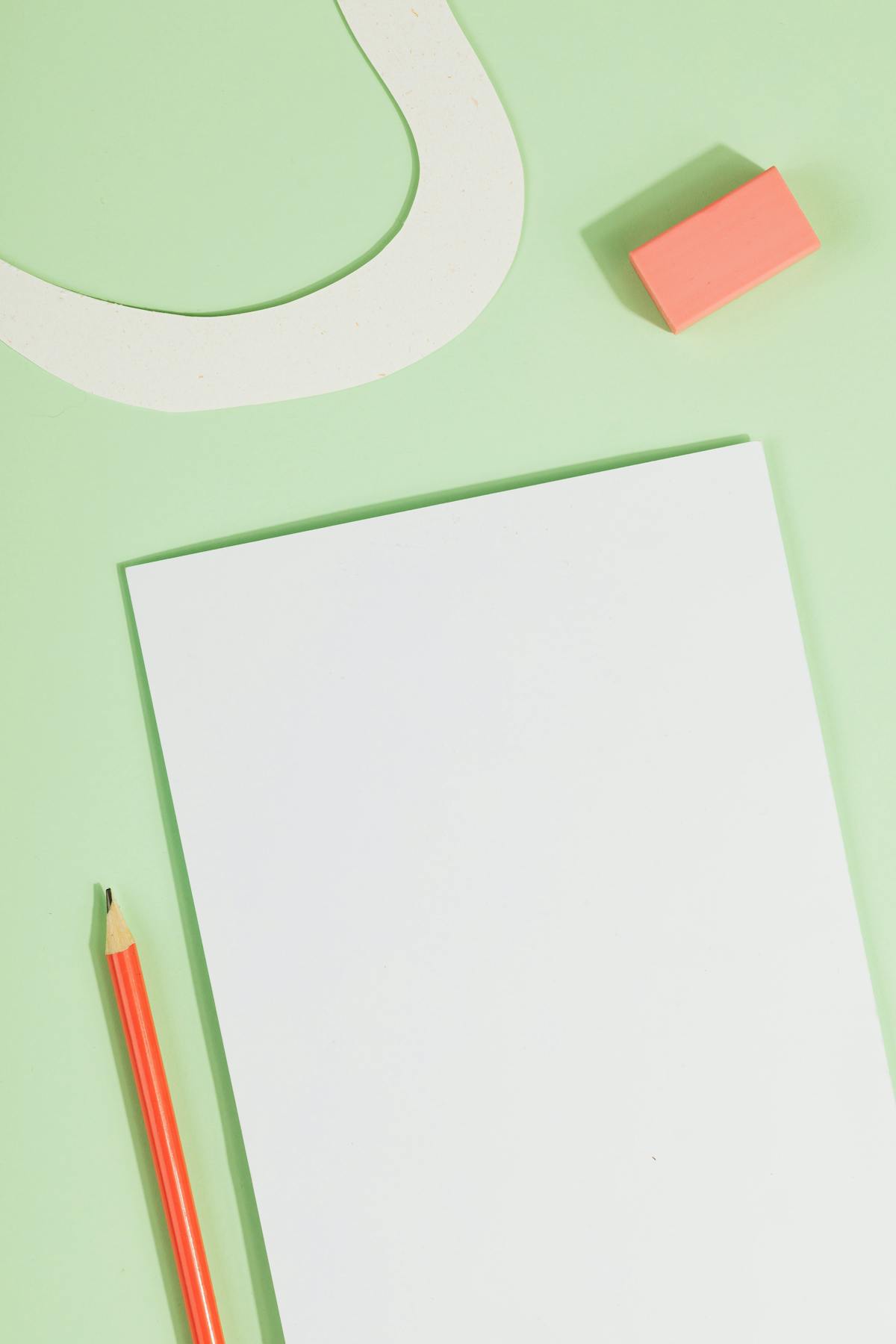 조용한 공간에서 말하기 루틴을 연습하는 동양인 대학생