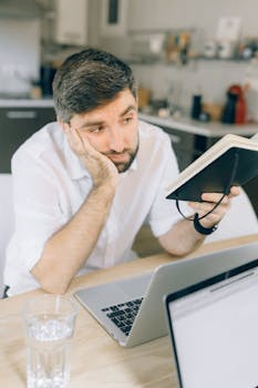 厌倦了在家用笔记本电脑和一杯水远程工作的自由职业者