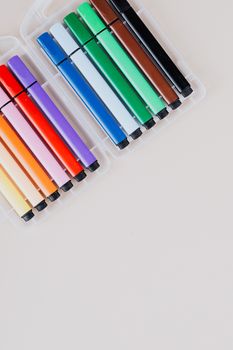 白色背景上整齐排列的彩色记号笔顶视图，非常适合学校或办公室使用