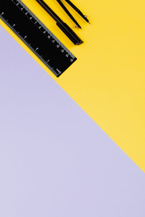 Бесплатное стоковое фото с вертикальный выстрел, геометрия, желтый и фиолетовый фон