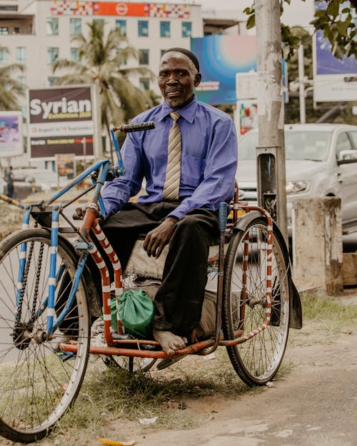 Kostenloses Stock Foto zu afrikanischer mann, allein, ausruhen